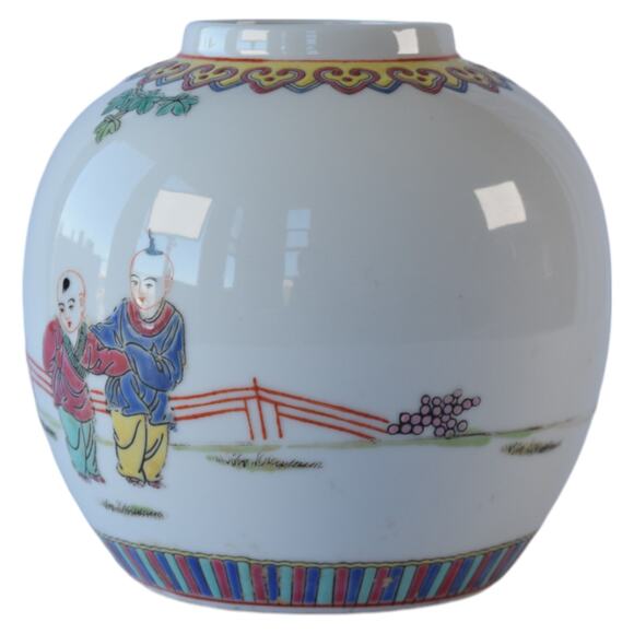 Charming Ceramic Ginger Jar - Handpainted Chinese Vase for Stunning Home Decor - Picture 5 of 10